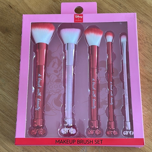 Minnie Mouse Makeup Brushes - Picture 1 of 3